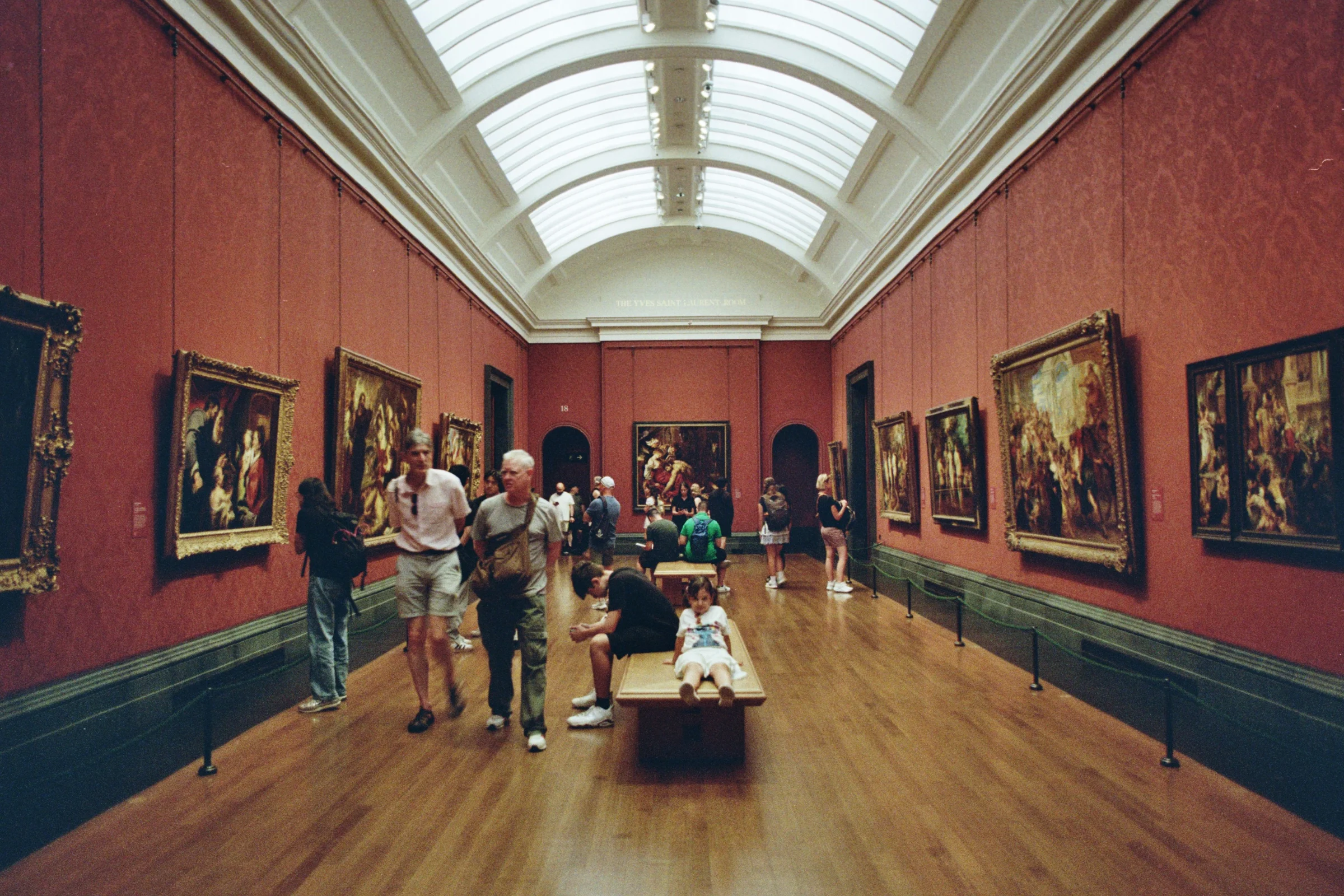 Visiteurs découvrant des œuvres exposées dans une galerie d’art.